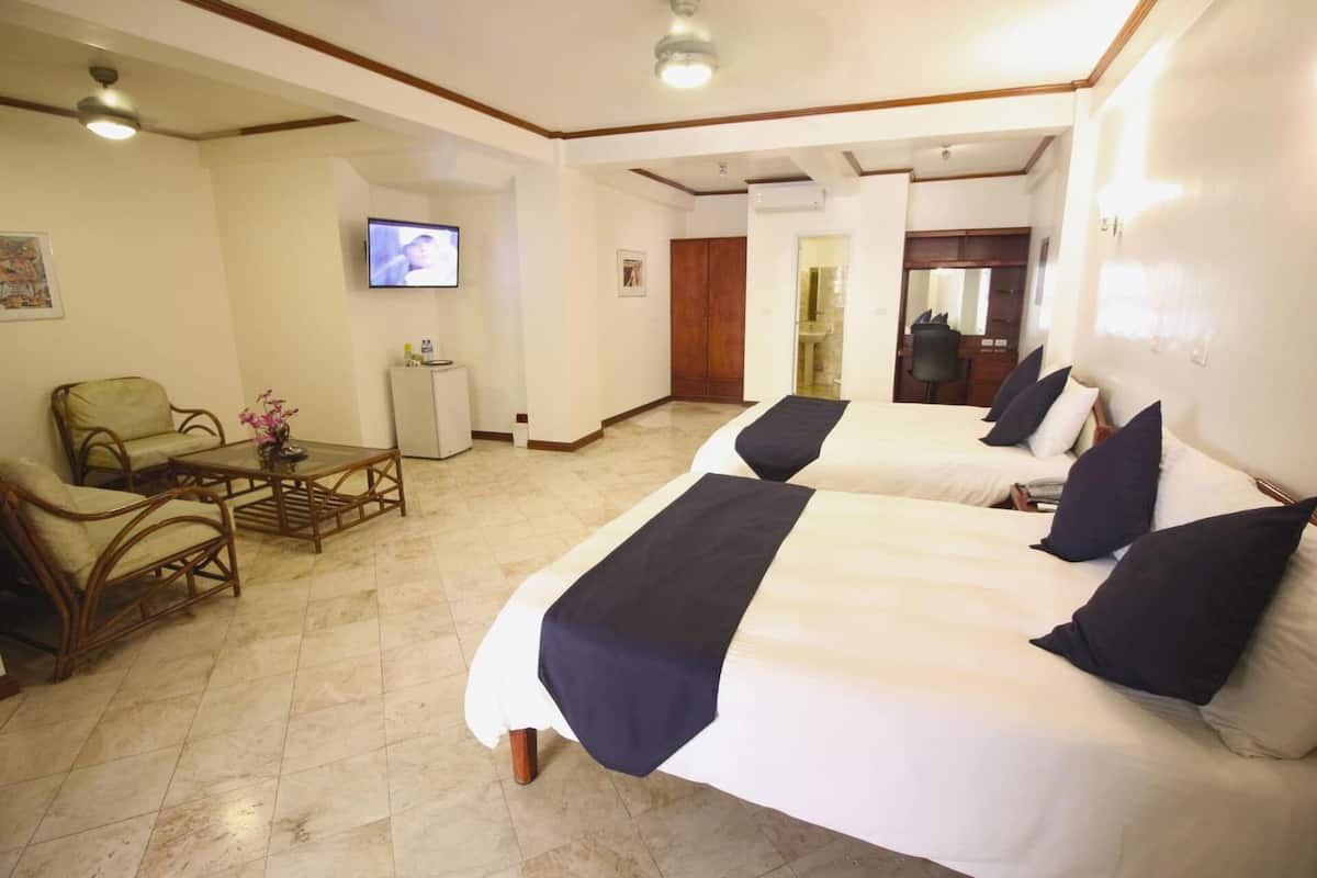 Suite, 2 Queen-Betten, Poolseite | 1 Schlafzimmer, Minibar, Zimmersafe, Verdunkelungsvorhänge