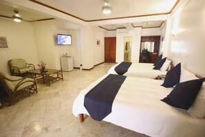 ห้องสวีท, เตียงควีนไซส์ 2 เตียง, ริมสระว่ายน้ำ | มินิบาร์, ตู้นิรภัยในห้องพัก, ผ้าม่านกันแสง, เตารีด/โต๊ะรีดผ้า