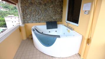 Penthouse | Private spa tub