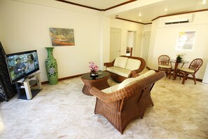 Royal Suite | Living room | 42-inch Smart TV with cable channels, TV