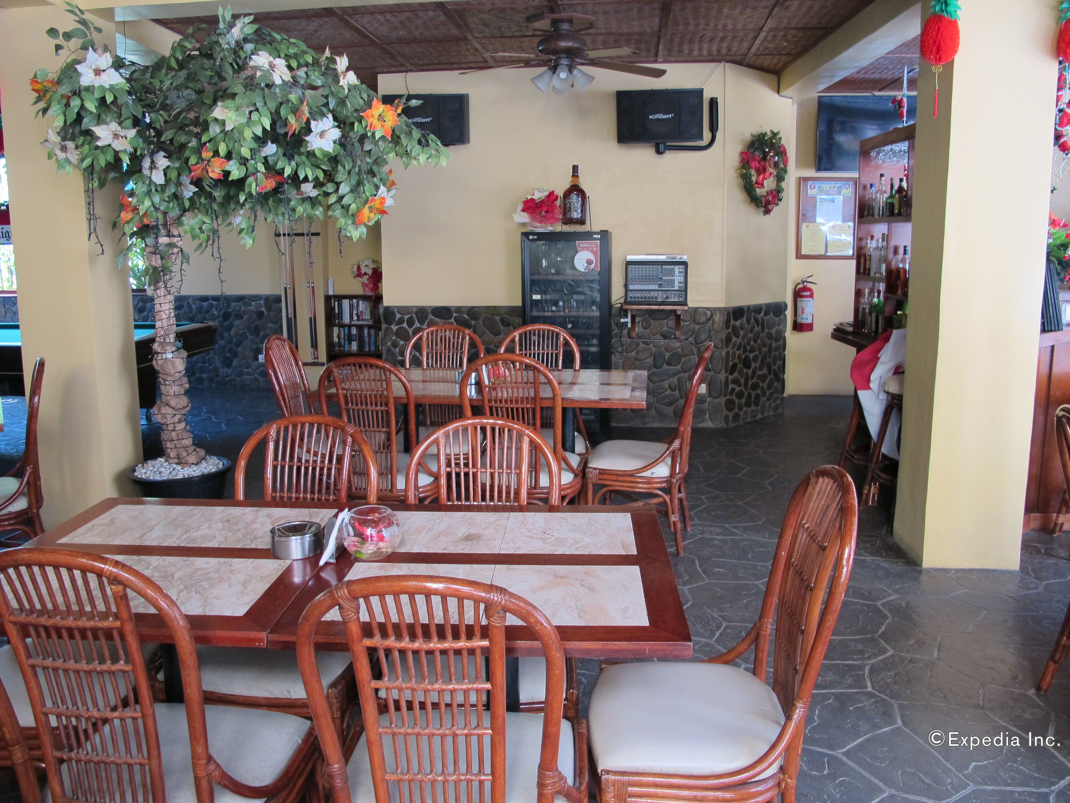 breakfast, lunch and dinner served