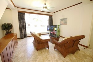 Royal Suite | Living room | 42-inch Smart TV with cable channels, TV