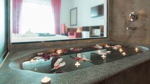 ห้องดีลักซ์ดับเบิล, ระเบียง | ห้องน้ำ | ฝักบัว, ของใช้ในห้องน้ำฟรี, ไดร์เป่าผม, รองเท้าสวมภายในห้อง