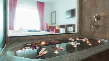 Deluxe tweepersoonskamer, balkon | Badkamer | Een douche, gratis toiletartikelen, een haardroger, pantoffels