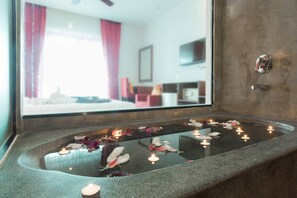 Chambre Double Deluxe, balcon | Salle de bain | Douche, articles de toilette gratuits, sèche-cheveux, chaussons