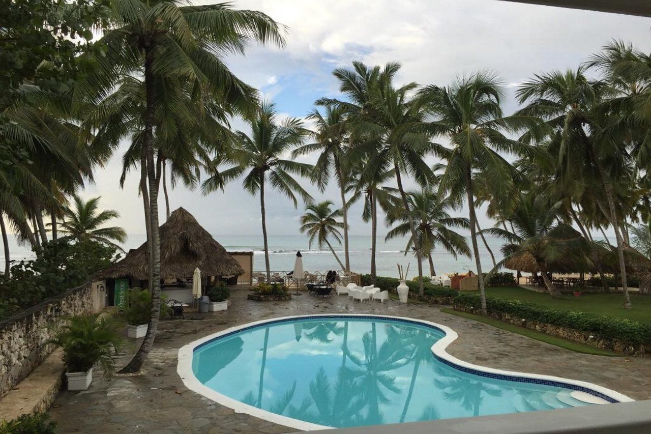 Outdoor pool, open 9 AM to 6:30 PM, pool loungers