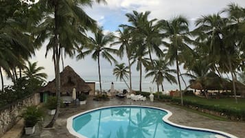 Outdoor pool, open 9 AM to 6:30 PM, pool loungers