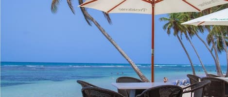 Playa privada y bar en la playa