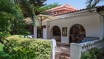 Vista frontal de la propiedad