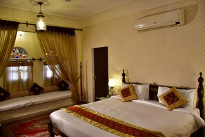 Chambre supérieure, 1 très grand lit | Literie de qualité, minibar, ameublement unique, bureau