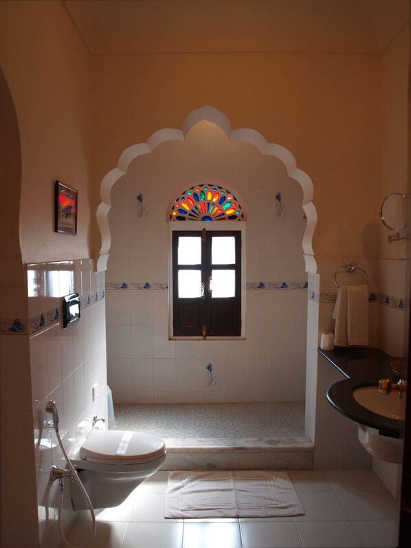 Un baño con bañera, inodoro y lavamanos.