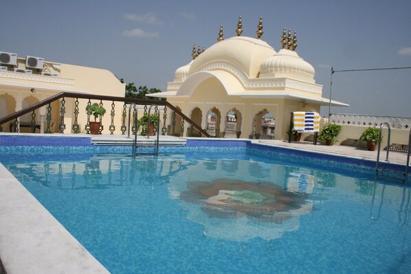 Outdoor pool - Khandela Haveli A Heritage Boutique Hotel (Jaipur)