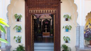 Pintu masuk properti