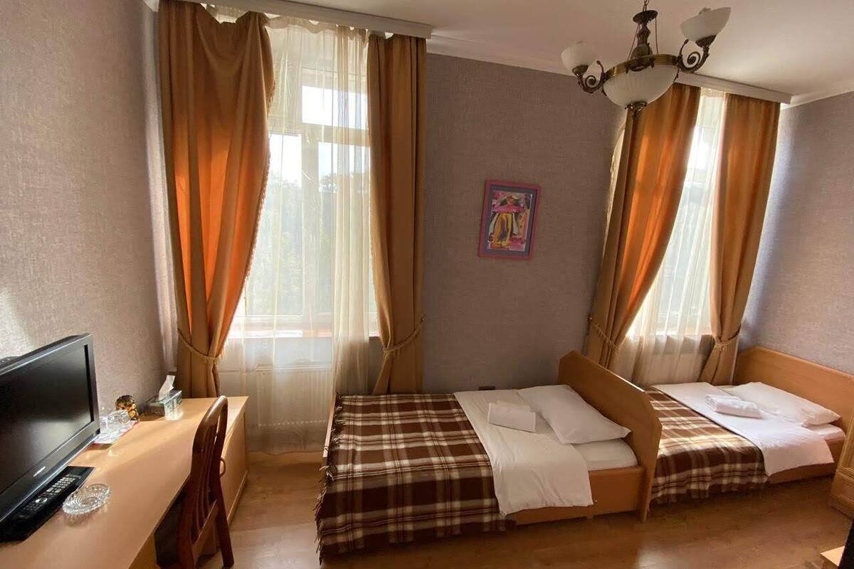 Habitación triple estándar | Ropa de cama de alta calidad y minibar