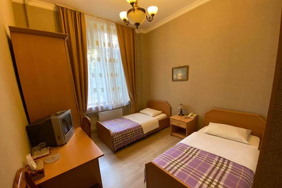 Habitación económica con 2 camas individuales | Ropa de cama de alta calidad y minibar