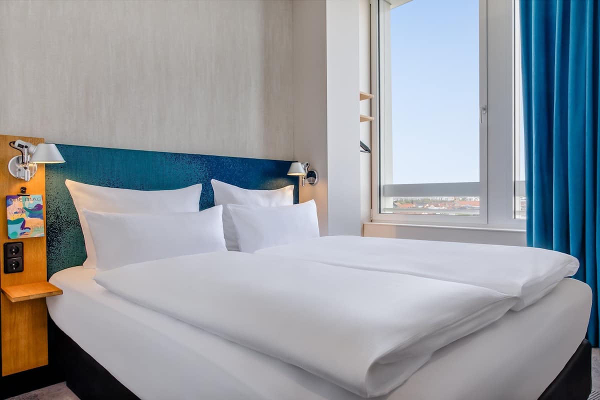 Premium bedding, desk, soundproofing, free WiFi