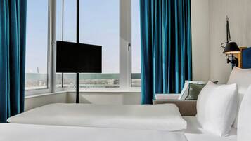 Hochwertige Bettwaren, Schreibtisch, schallisolierte Zimmer