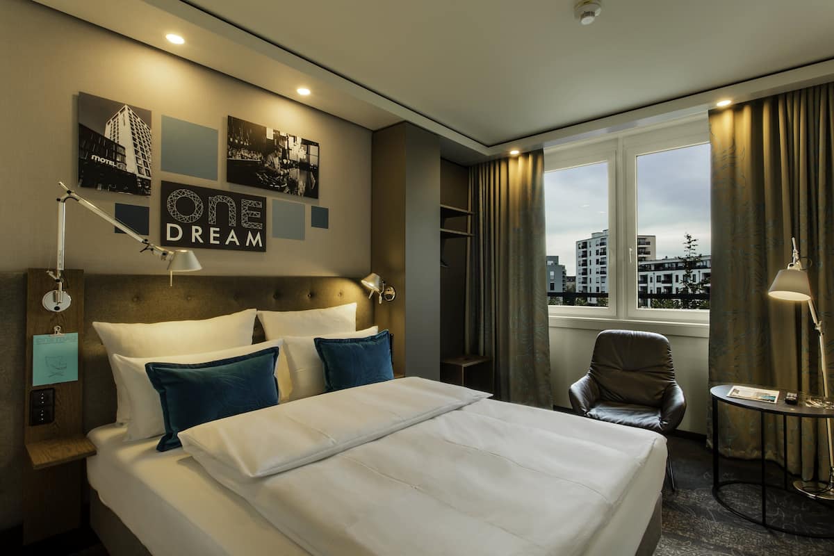 Premium bedding, desk, soundproofing, free WiFi