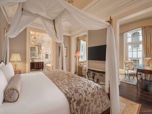 King Bund Heritage Suite | Premium bedding, pillow-top beds, minibar, in-room safe - Waldorf Astoria Shanghai on the Bund (Shanghai)