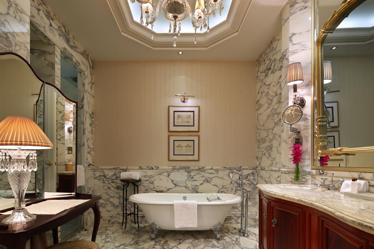 Baignoire et douche séparées, baignoire relaxante profonde