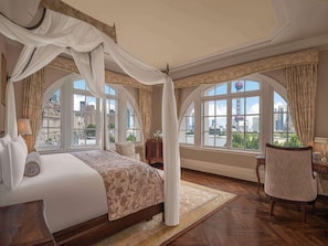 Heritage Club River View Suite | Premium bedding, pillowtop beds, minibar, in-room safe - Waldorf Astoria Shanghai on the Bund (Shanghai)