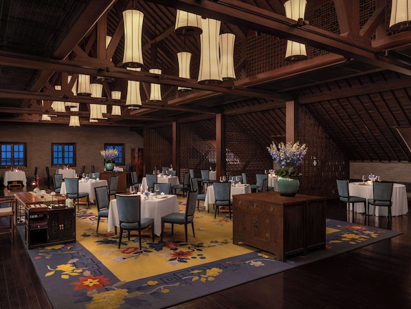 4 restaurants, breakfast, lunch, dinner served; international cuisine
