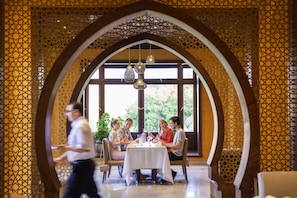 4 restauranter: frokost, lunsj og middag serveres