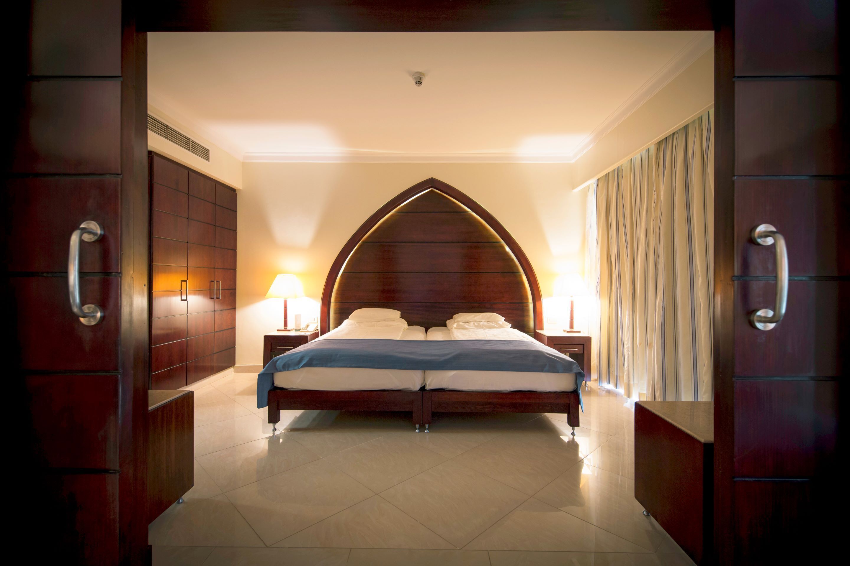classic suite, sea view | hypo-allergenic bedding, minibar, in-room safe, desk