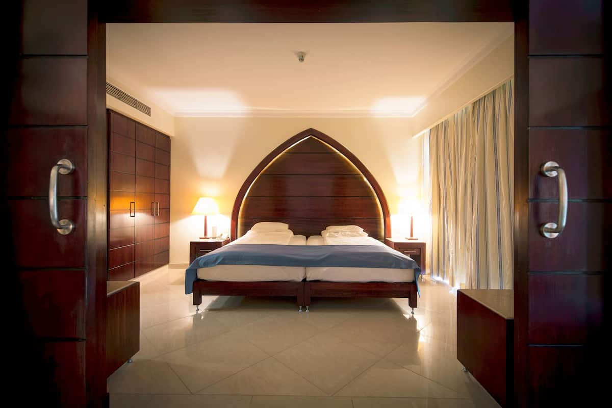classic suite, sea view | hypo-allergenic bedding, minibar, in-room safe, desk