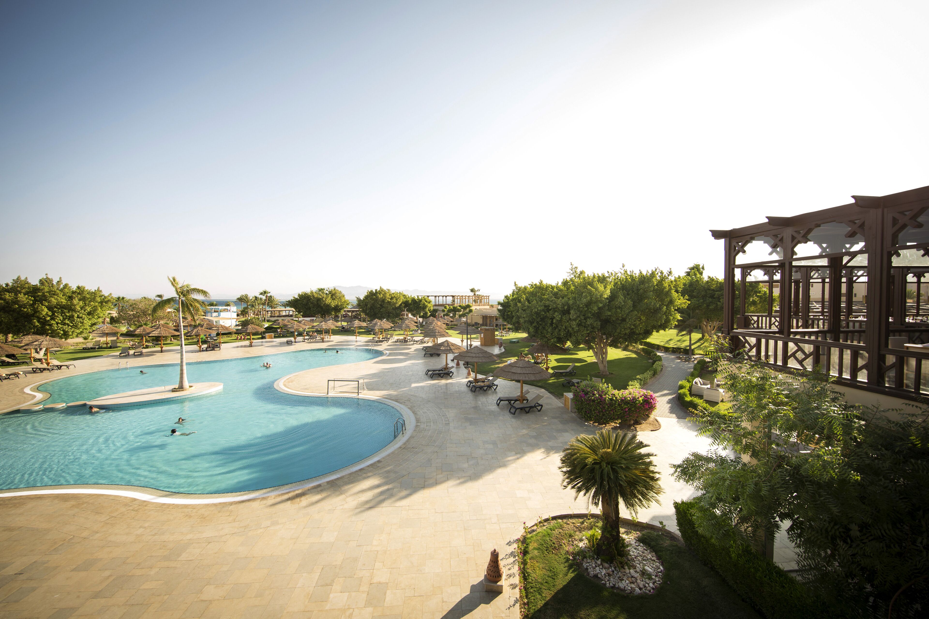2 piscines extérieures, parasols de plage, chaises longues