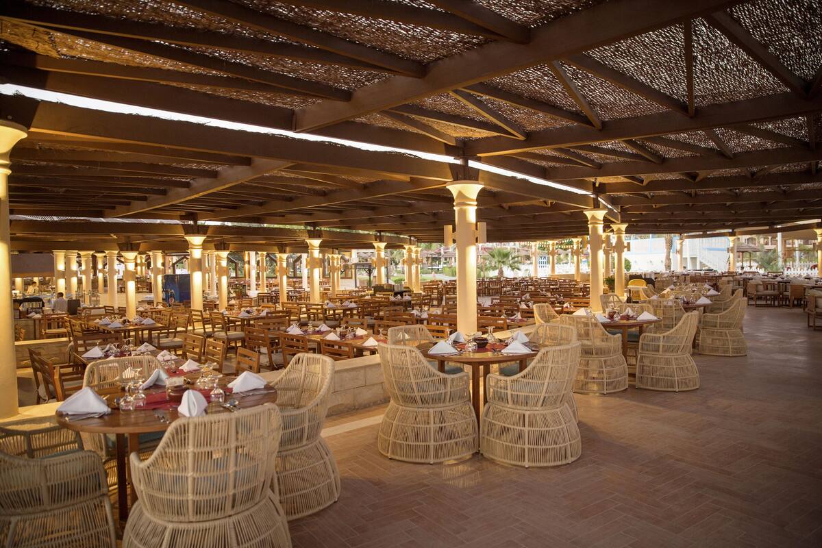 4 restaurants, breakfast served