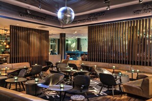 Bar (trong khuôn viên)