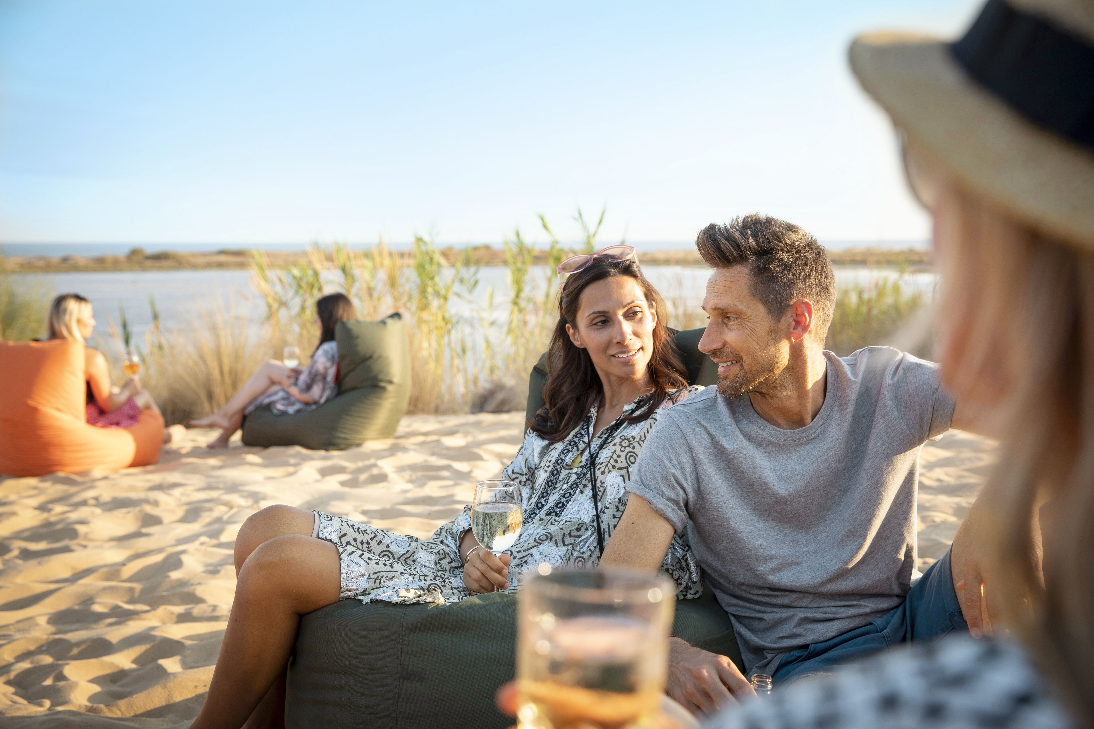 Ranta lähistöllä, ilmaiset rantakuljetukset, aurinkotuoleja