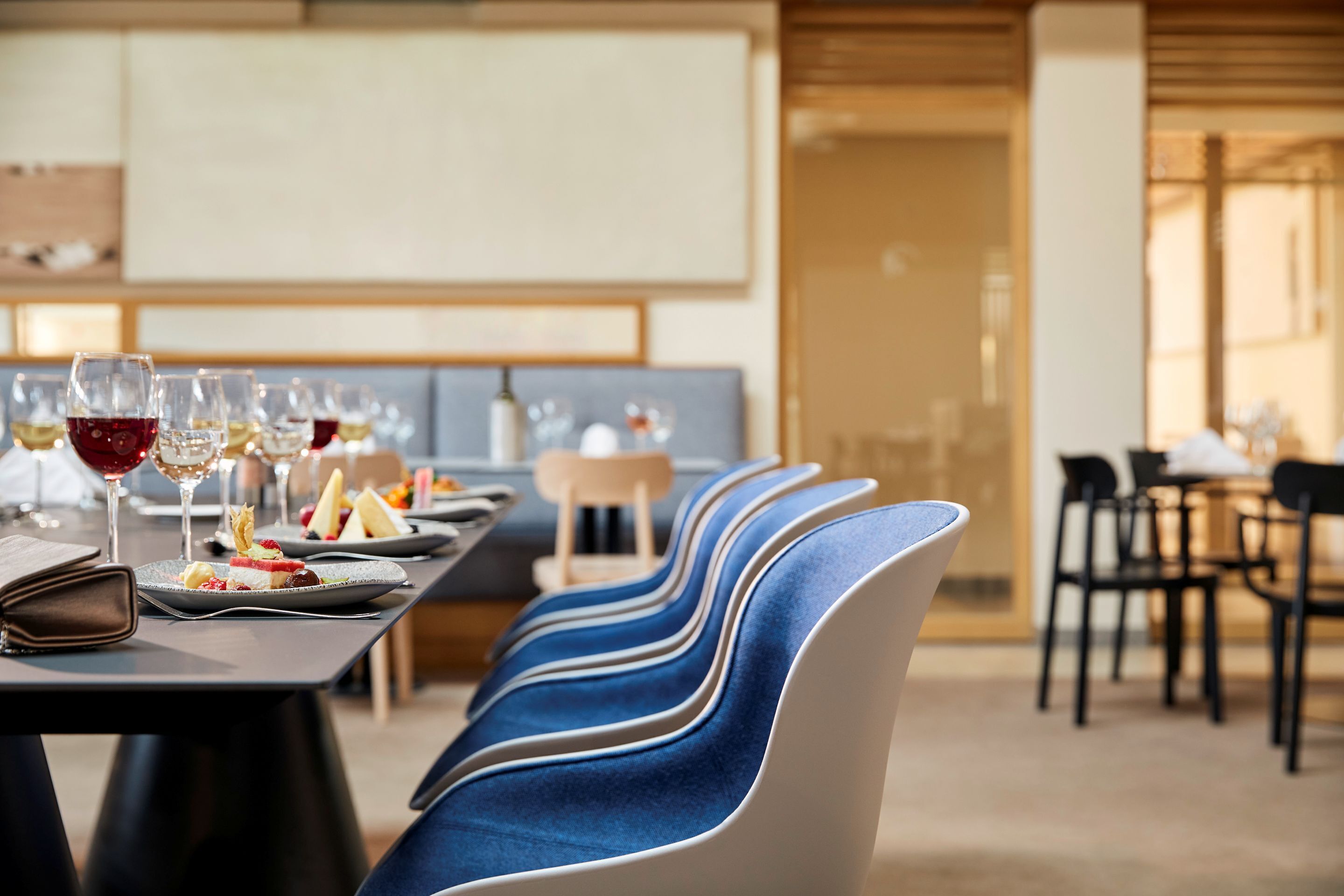 Comedor con sillas modernas y una mesa dispuesta para una comida.
