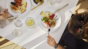 3 restaurants, serveren ontbijt, diner, Spaanse gerechten