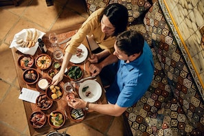3 restaurants, breakfast, dinner served; Spanish cuisine