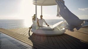 A couple sitting in a circular outdoor lounge area with a view of the sea. - ROBINSON JANDIA PLAYA - Adults only (Pajara)