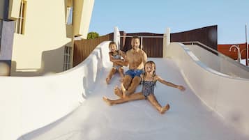 Piscine extérieure (ouverte en saison), parasols de plage