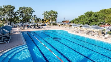 Seasonal outdoor pool, pool umbrellas, sun loungers