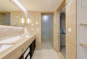 Ducha, artículos de tocador ecológicos, secador de pelo, toallas