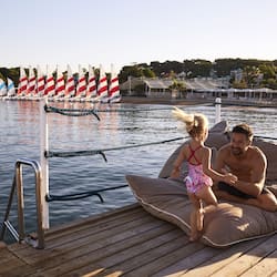 Plage, chaises longues, parasols, serviettes de plage