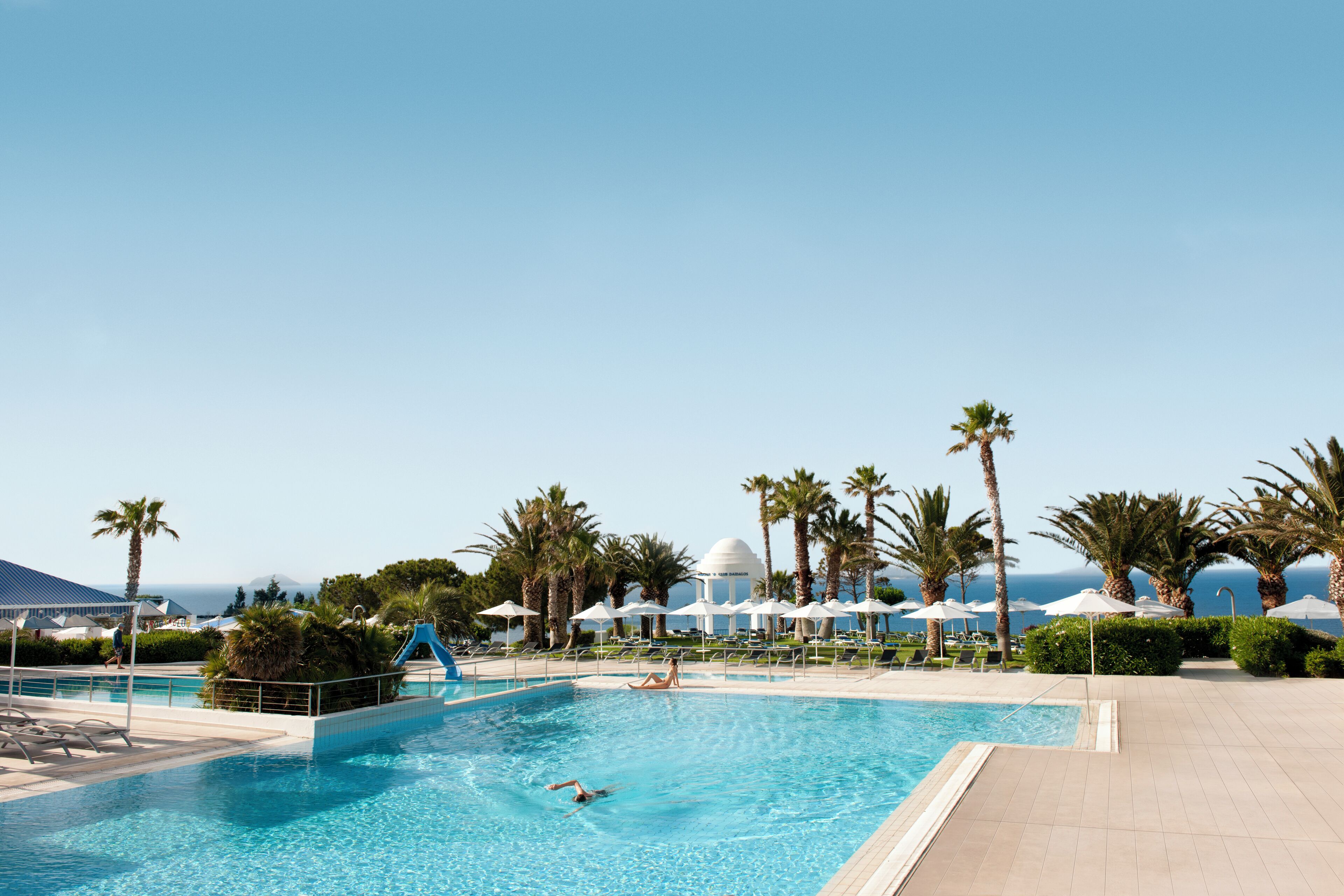 4 outdoor pools, pool umbrellas, pool loungers