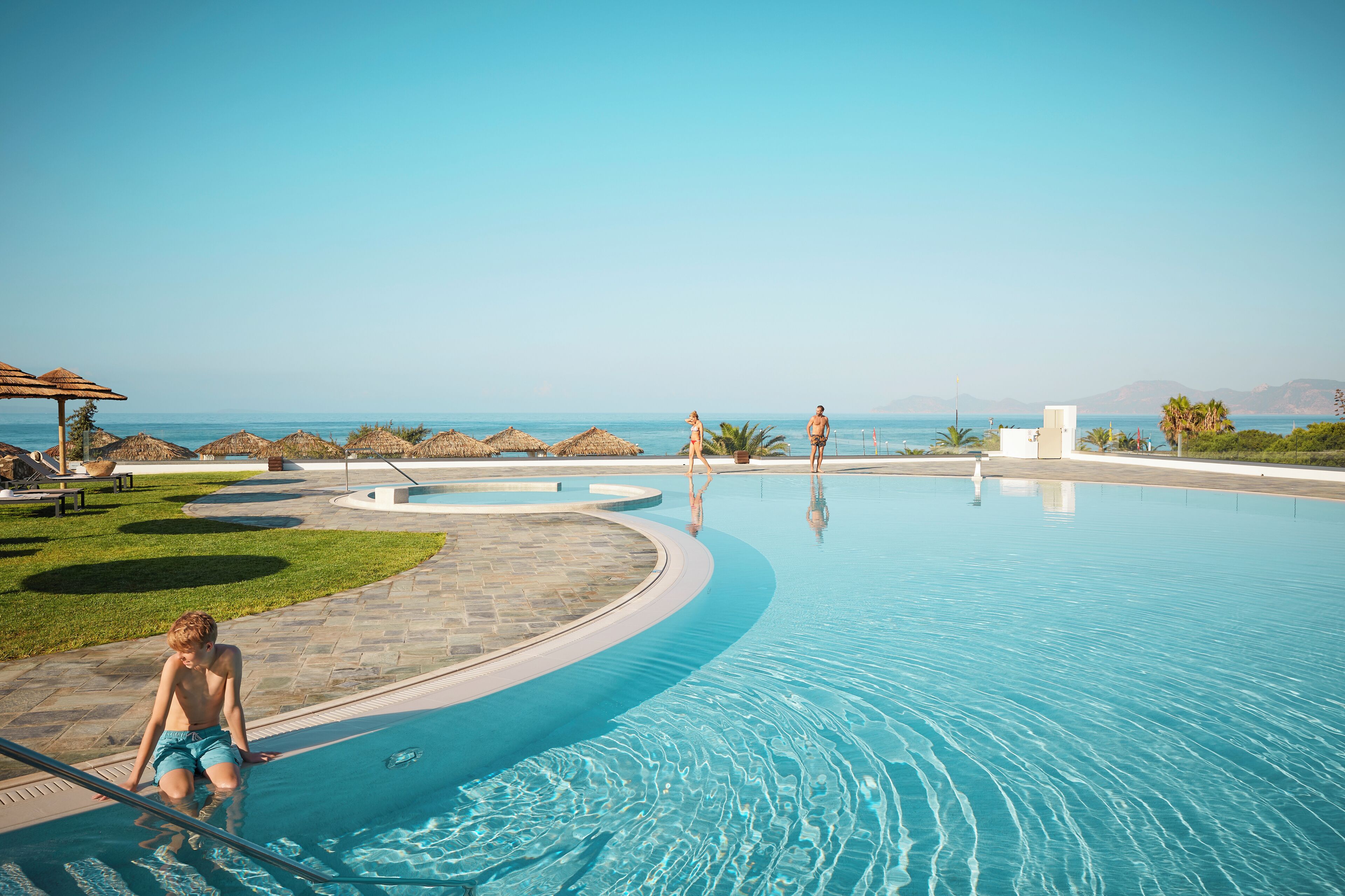 4 outdoor pools, pool umbrellas, pool loungers