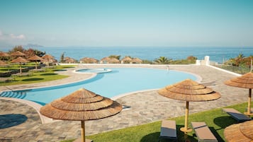 4 outdoor pools, pool umbrellas, pool loungers