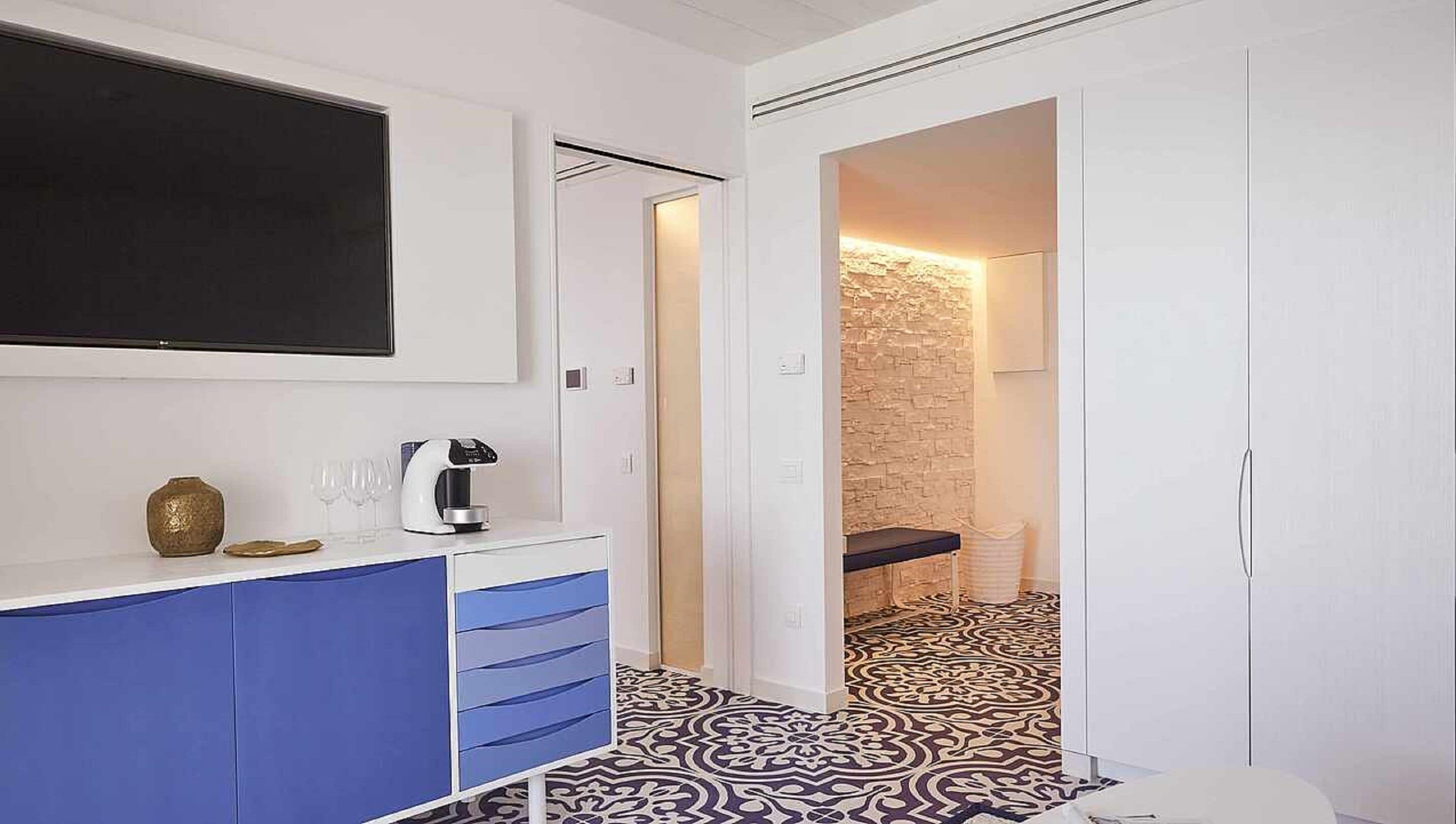 superior suite, sea view | living area | flat-screen tv, ping pong, books