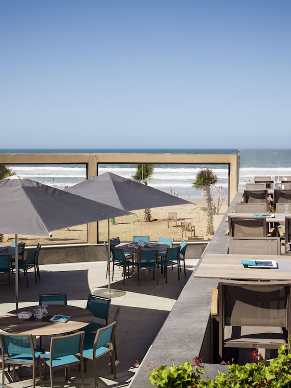 Accommodatie ligt op het strand, ligstoelen, parasols, strandlakens