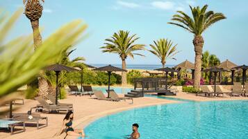 من حمّامات السباحة المغطاة، 2 من حمّامات السباحة الخارجية