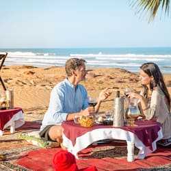 Accommodatie ligt op het strand, ligstoelen, parasols, strandlakens