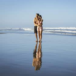 Accommodatie ligt op het strand, ligstoelen, parasols, strandlakens