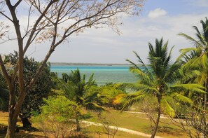 Chambre avec lits jumeaux, 2 lits une place, vue partielle sur la mer, cĂŽtĂ© jardin | Enceinte de lâhĂ©bergement